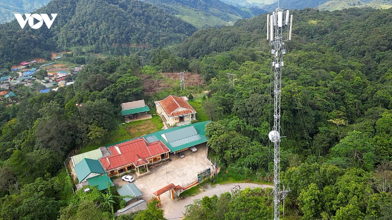 Cán bộ xã gian nan chuyển đổi số cho đồng bào miền Tây Nghệ An