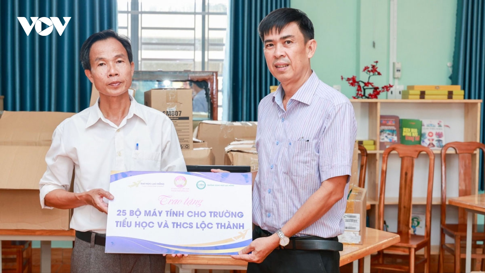 Trao 50 bộ máy tính cho học sinh vùng biên Đồng Nai trước khai giảng