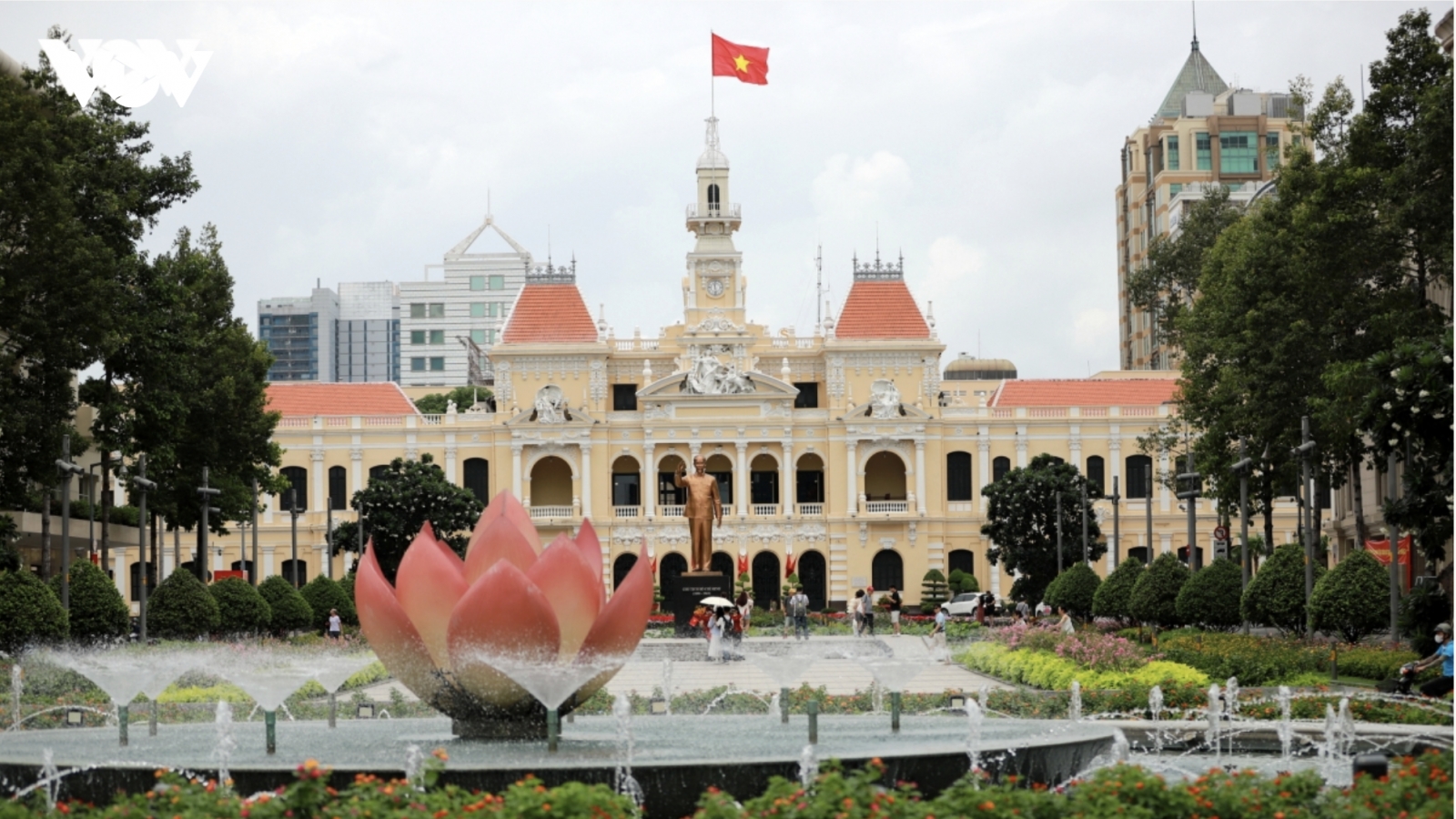 Thành phố Hồ Chí Minh thức dậy bằng màu cờ Tổ quốc trong ngày Tết Độc lập