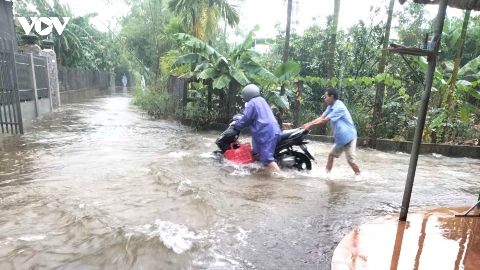 Mưa lớn gây ngập nhiều khu vực ở Huế