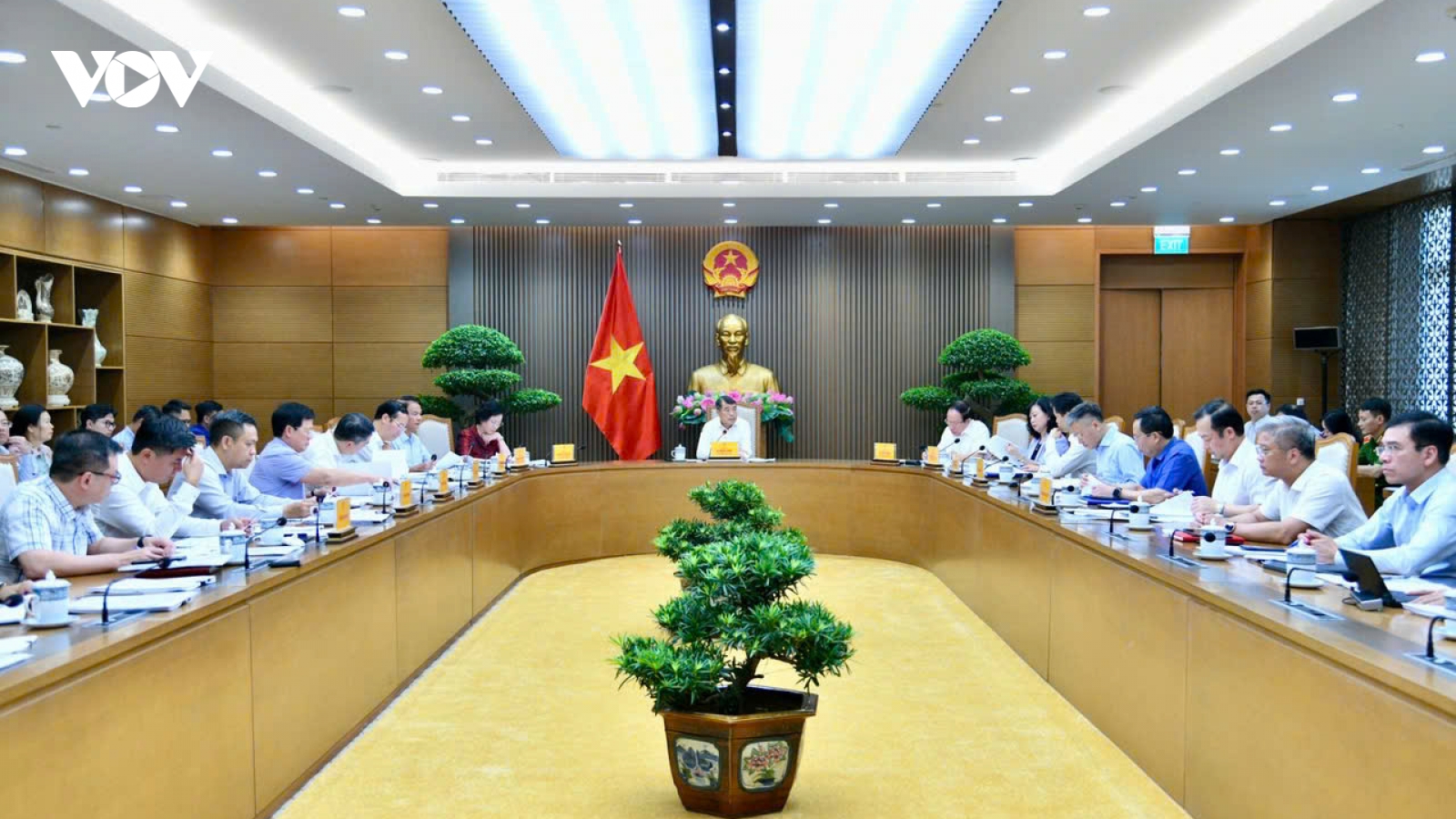 Thủ tướng: Không để cơ sở y tế thiếu trang thiết bị, người dân thiếu thuốc