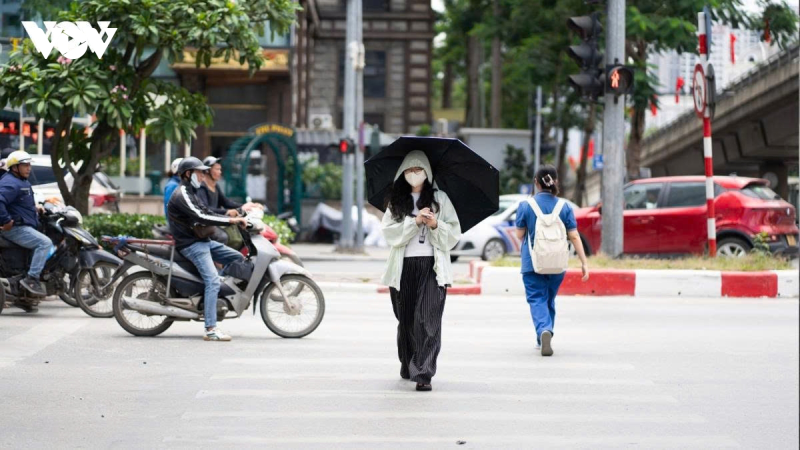 Thời tiết hôm nay 8/9: Bắc Bộ nắng, Trung và Nam Bộ mưa dông