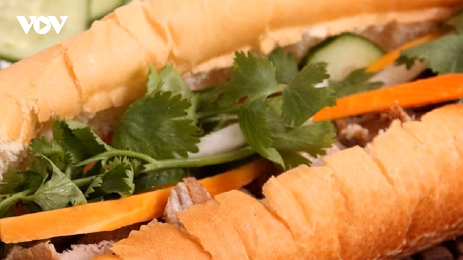Hàng chục người nghi ngộ độc thực phẩm sau khi ăn bánh mì