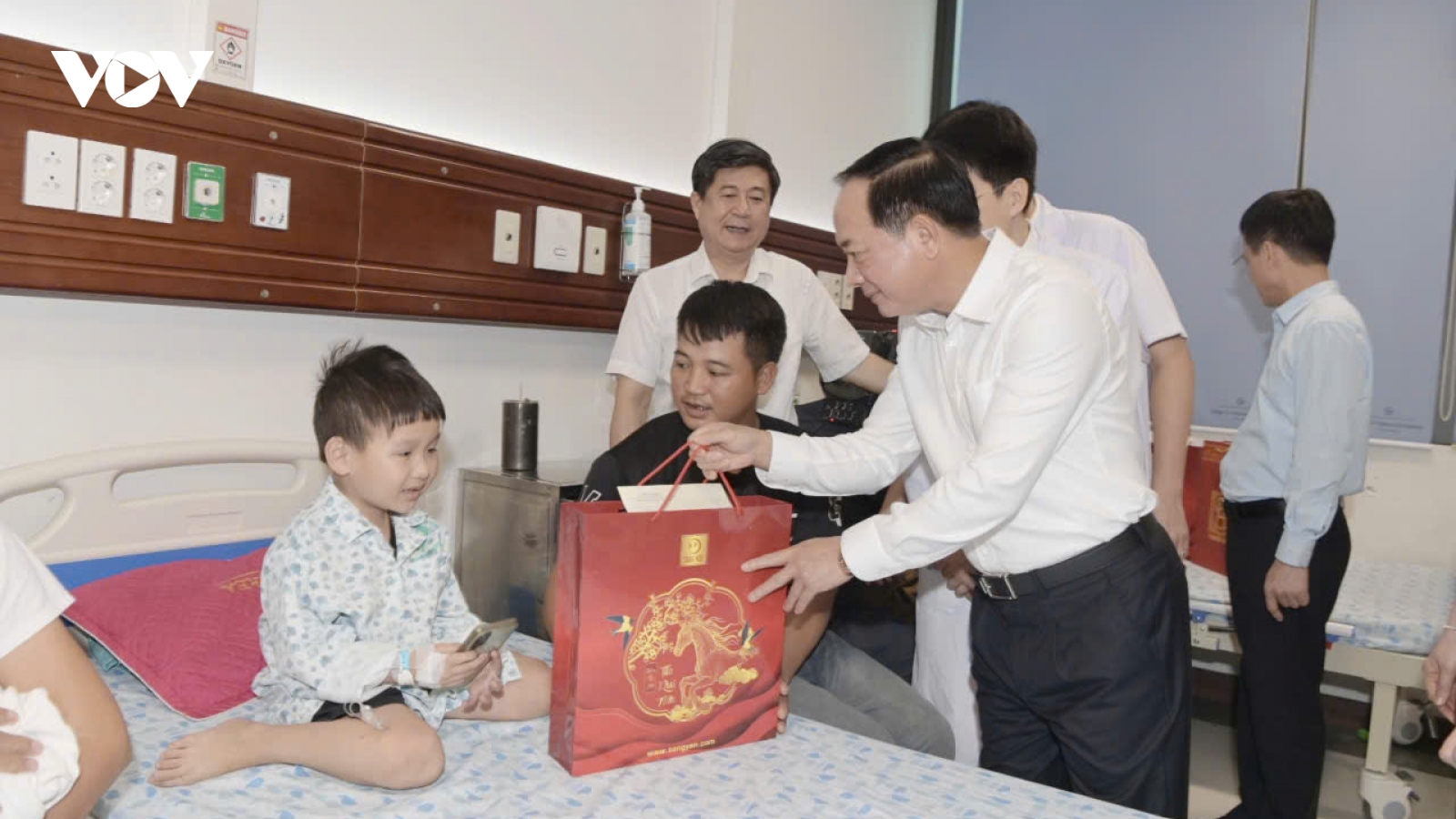 Trưởng Ban Tuyên giáo Trung ương thăm, động viên bệnh nhi dịp Tết Trung thu