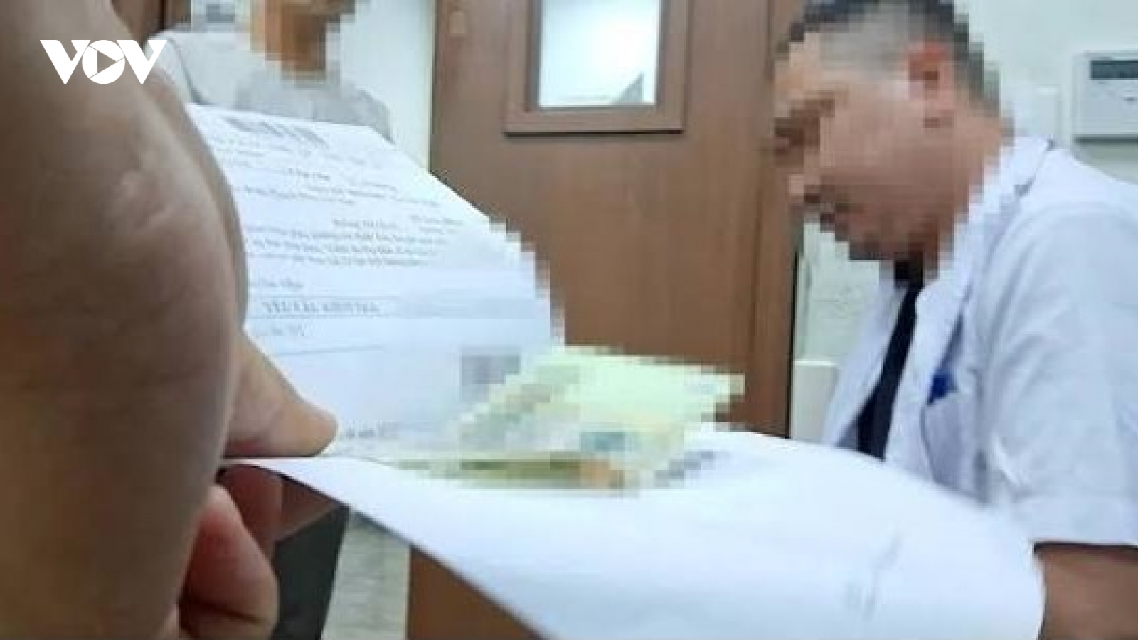 Vụ "kẹp tiền" để được xạ trị sớm: Đình chỉ điều dưỡng, công an vào cuộc