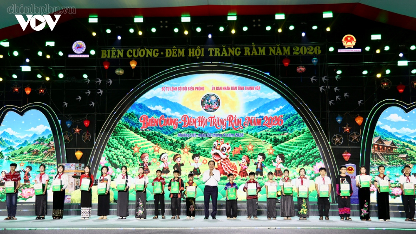 Ấm áp đêm hội trăng rằm nơi biên cương