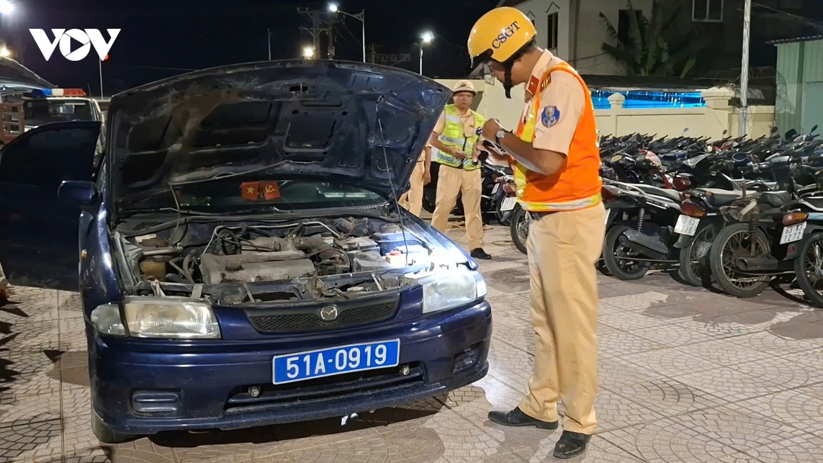 Đồng Tháp: Xử lý ô tô mang biển xanh giả, tài xế không có giấy phép lái xe