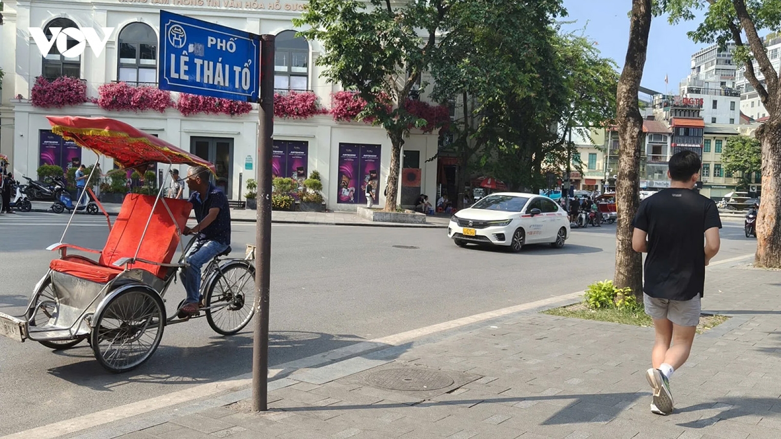 Khách bộ hành yêu gì ở không gian Hồ Gươm?