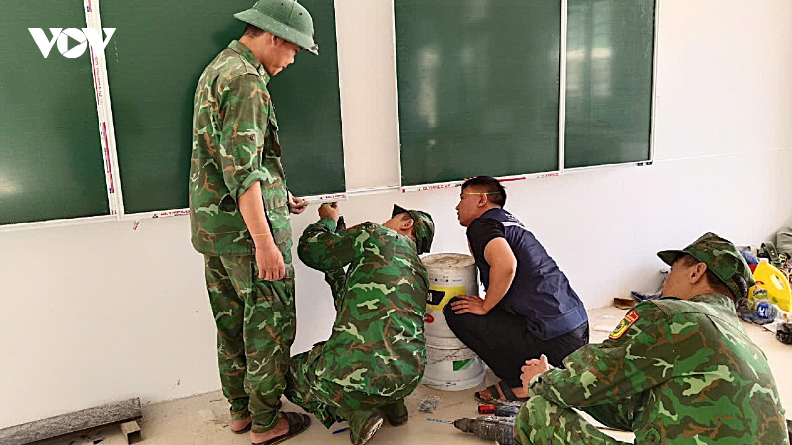 Gác nghỉ lễ xây trường học, người lính góp sức gieo ước mơ vùng biên Nghệ An