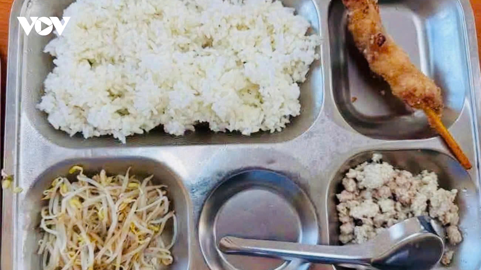 Bữa ăn bán trú Hà Nội: Quy trình chặt, vì sao vẫn xảy ra sự cố?