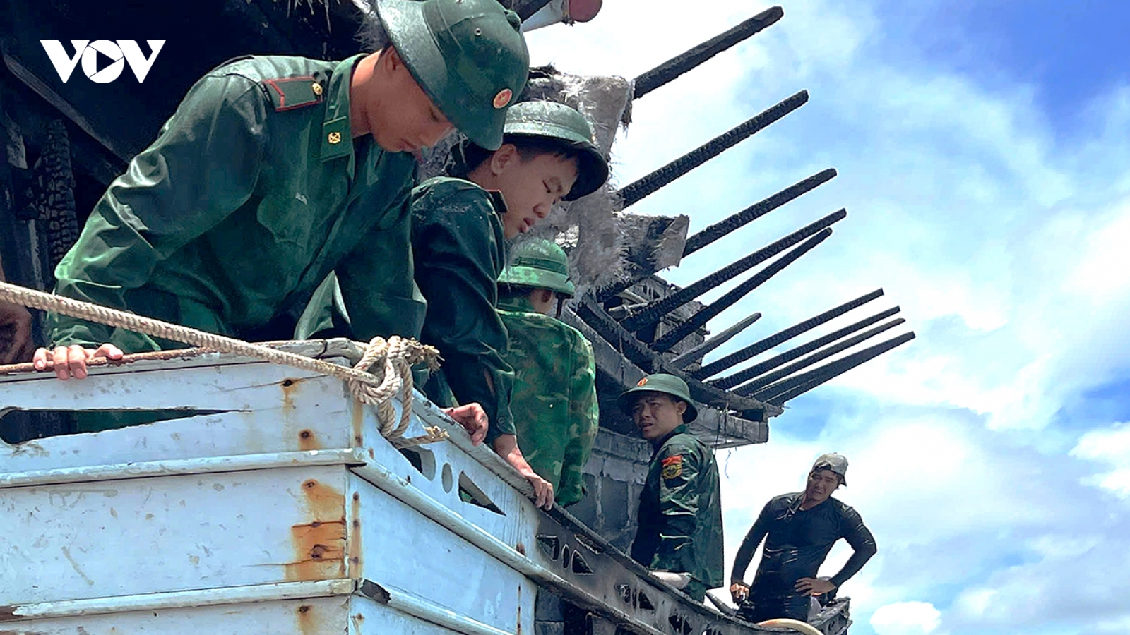 Biên phòng hỗ trợ khống chế đám cháy tàu cá ở Cà Mau