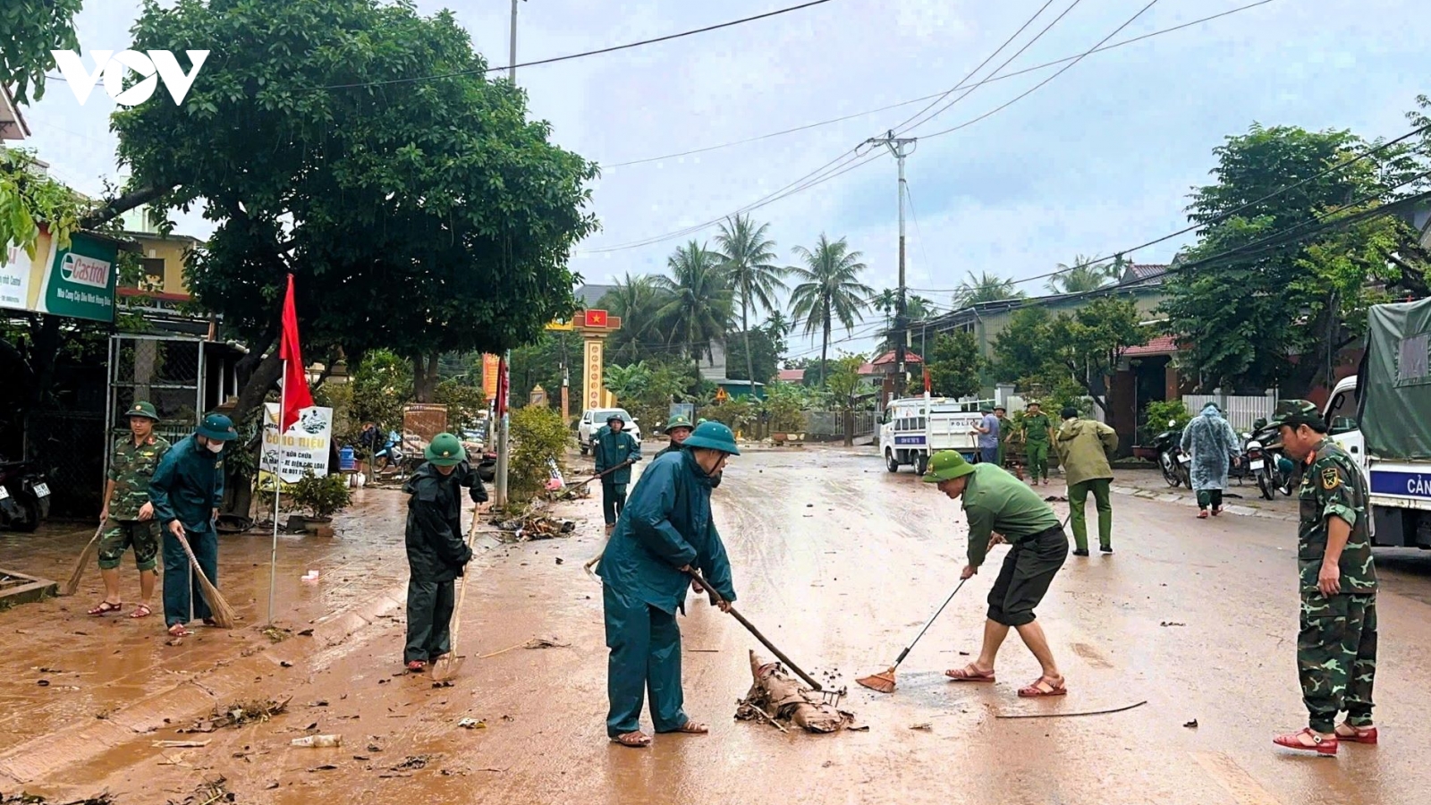 Quân đội giúp người dân Quảng Trị khắc phục hậu quả mưa lũ