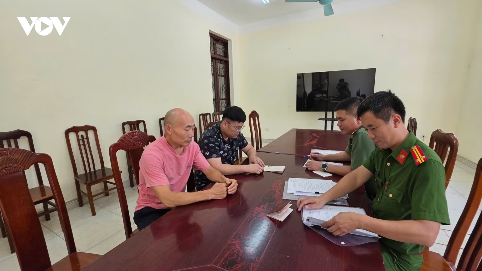 Bắc Ninh bàn giao hai đối tượng truy nã cho công an Trung Quốc
