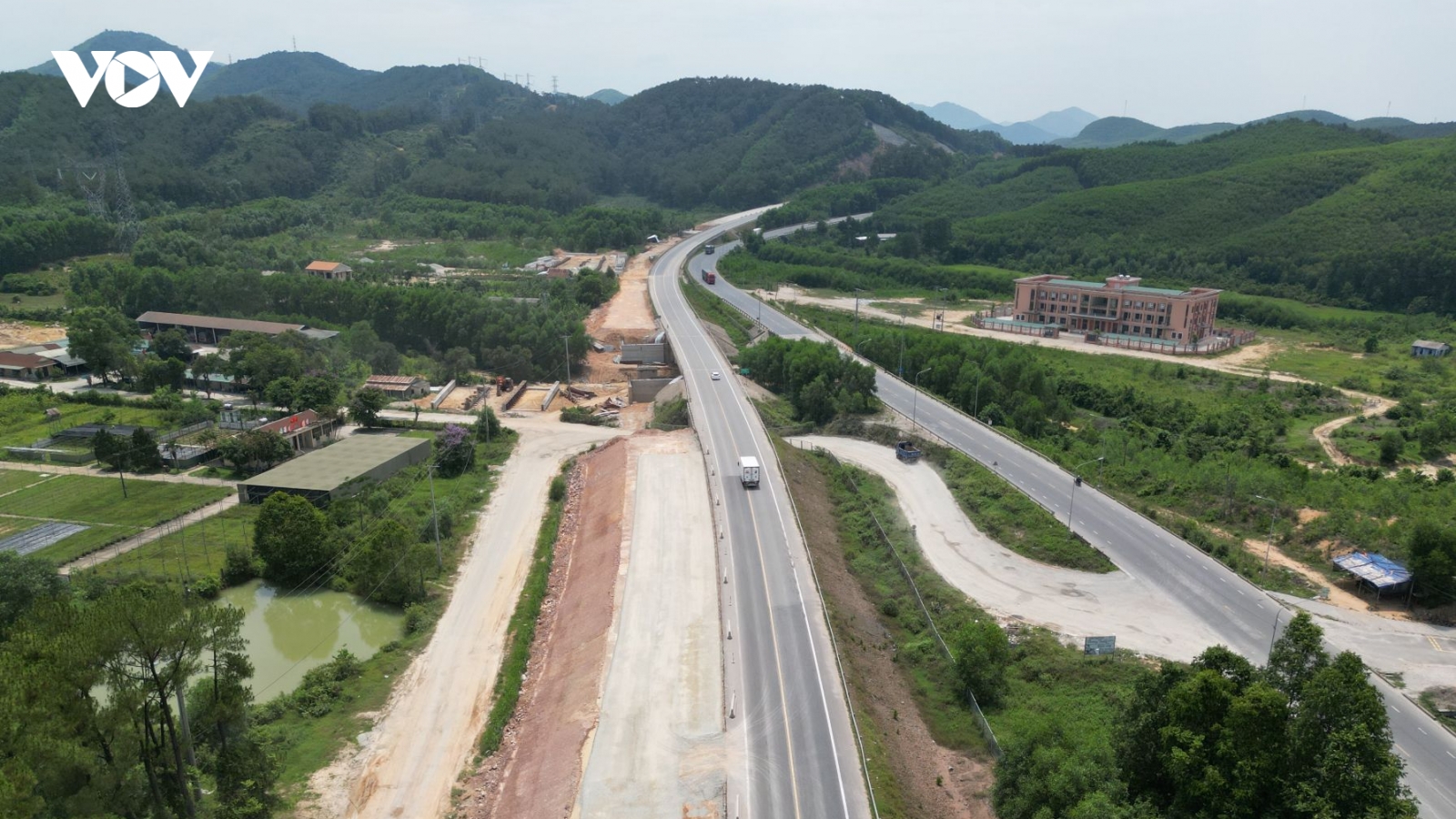 Tạm cấm xe lưu thông trên cao tốc Cam Lộ - La Sơn khi mưa lớn