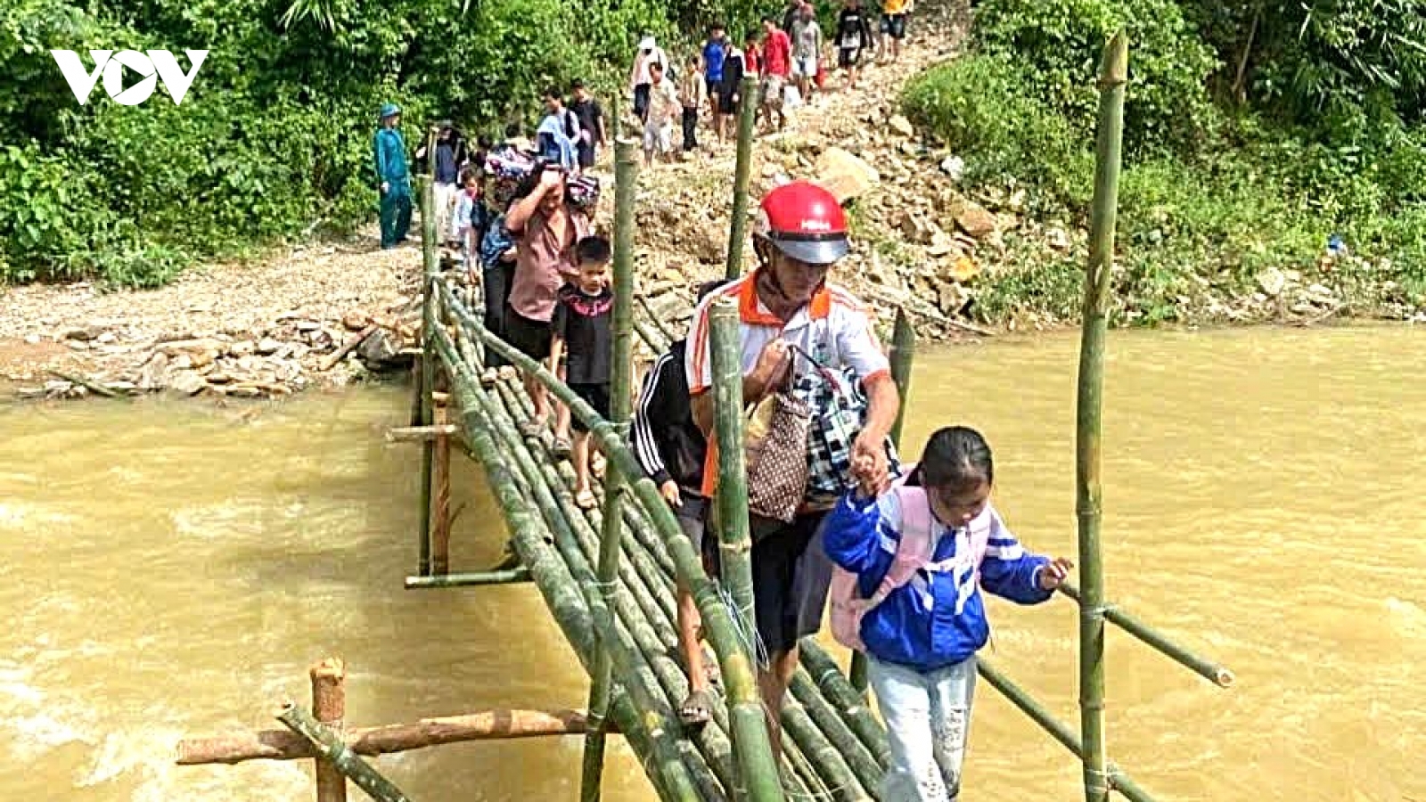 Xã miền núi Nghệ An làm cầu tạm đưa 172 học sinh vùng sạt lở trở lại trường
