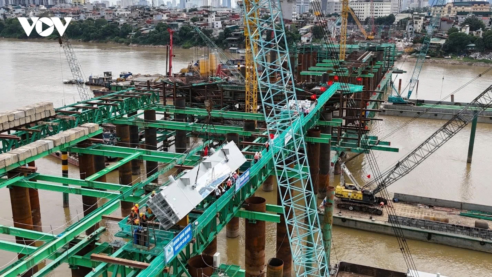 Thi công không nghỉ lễ, cầu Trần Hưng Đạo dần thành hình trên sông Hồng