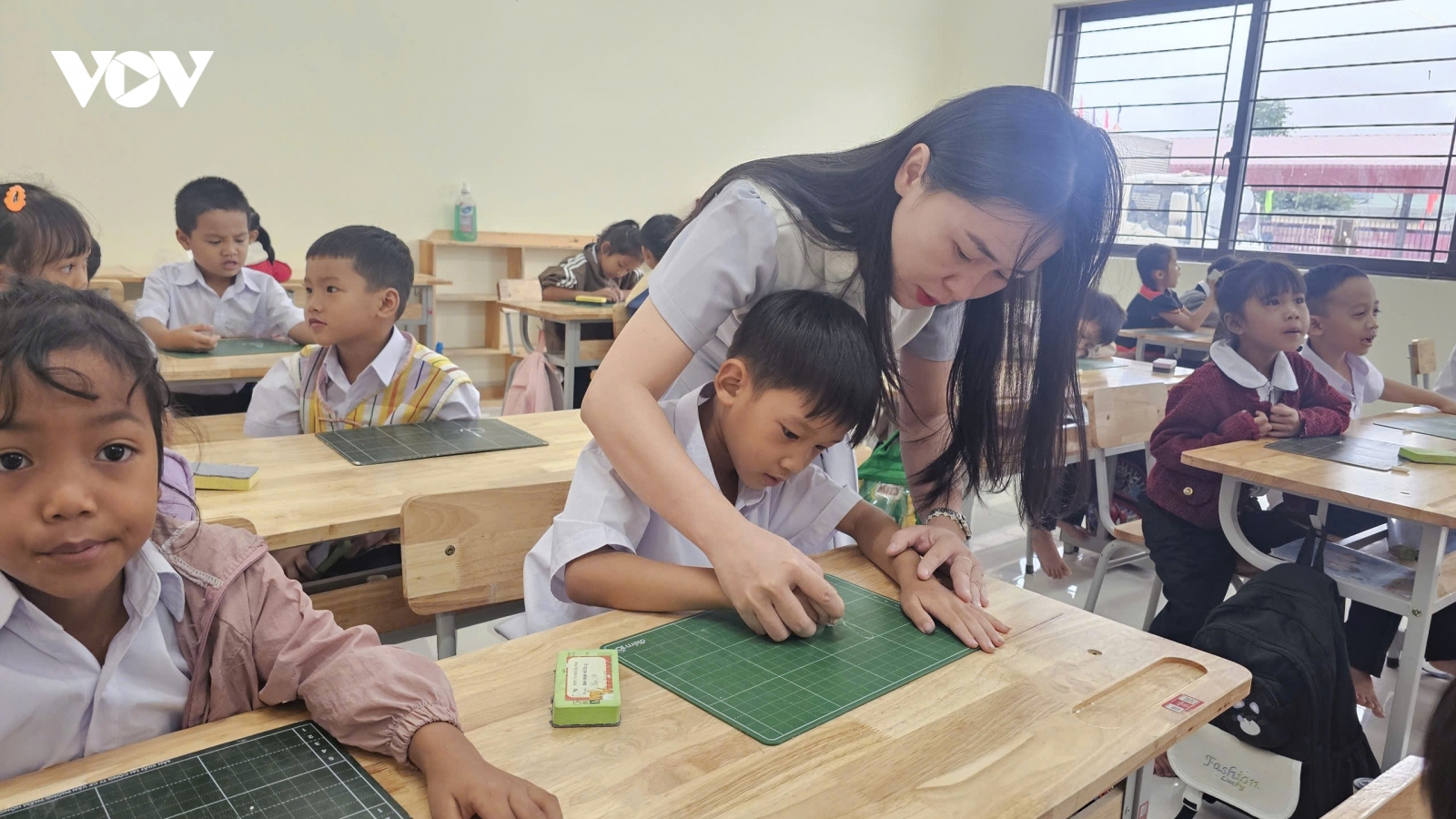 Chăm sóc bán trú học sinh lớp 1 ở trường liên cấp vùng biên giới Quảng Ngãi
