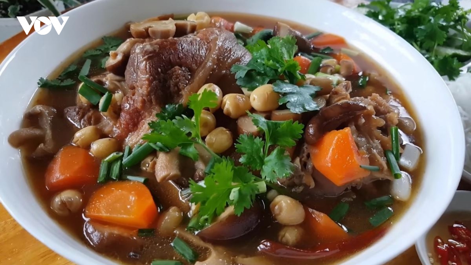 Chân giò hầm hạt sen có thực sự tốt như nhiều người nghĩ?