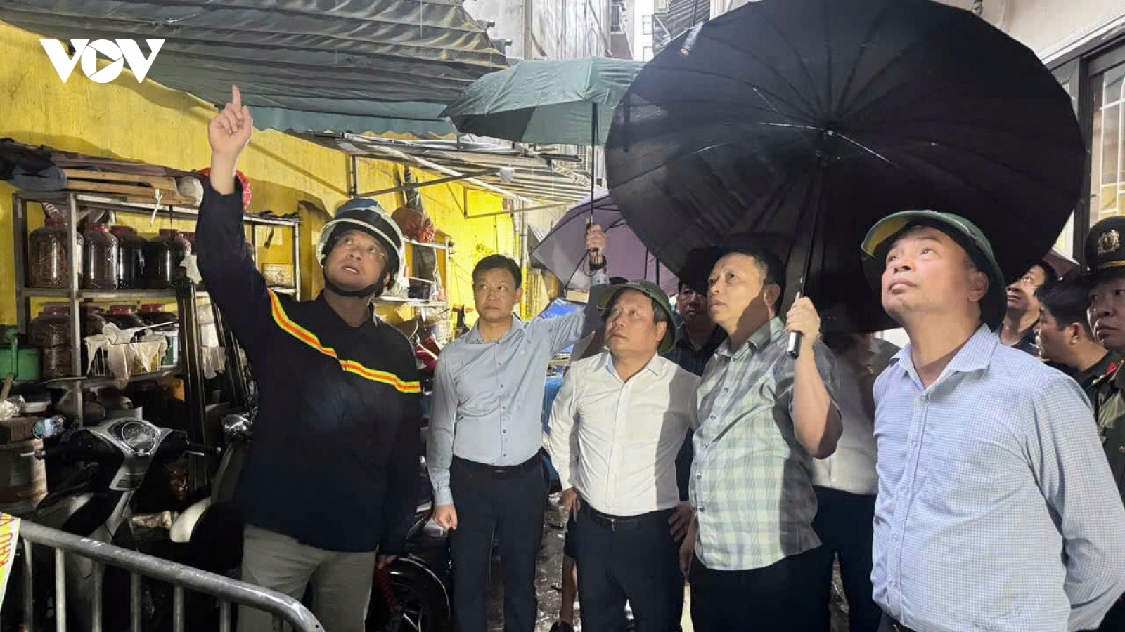 Chủ tịch Hà Nội yêu cầu khẩn trương khắc phục hậu quả vụ cháy tại Tây Hồ