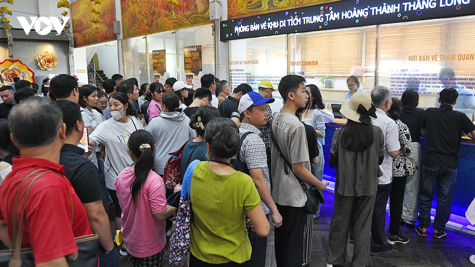 Du khách, người dân nô nức check-in, tham quan di tích tại Hà Nội dịp nghỉ lễ 2/9