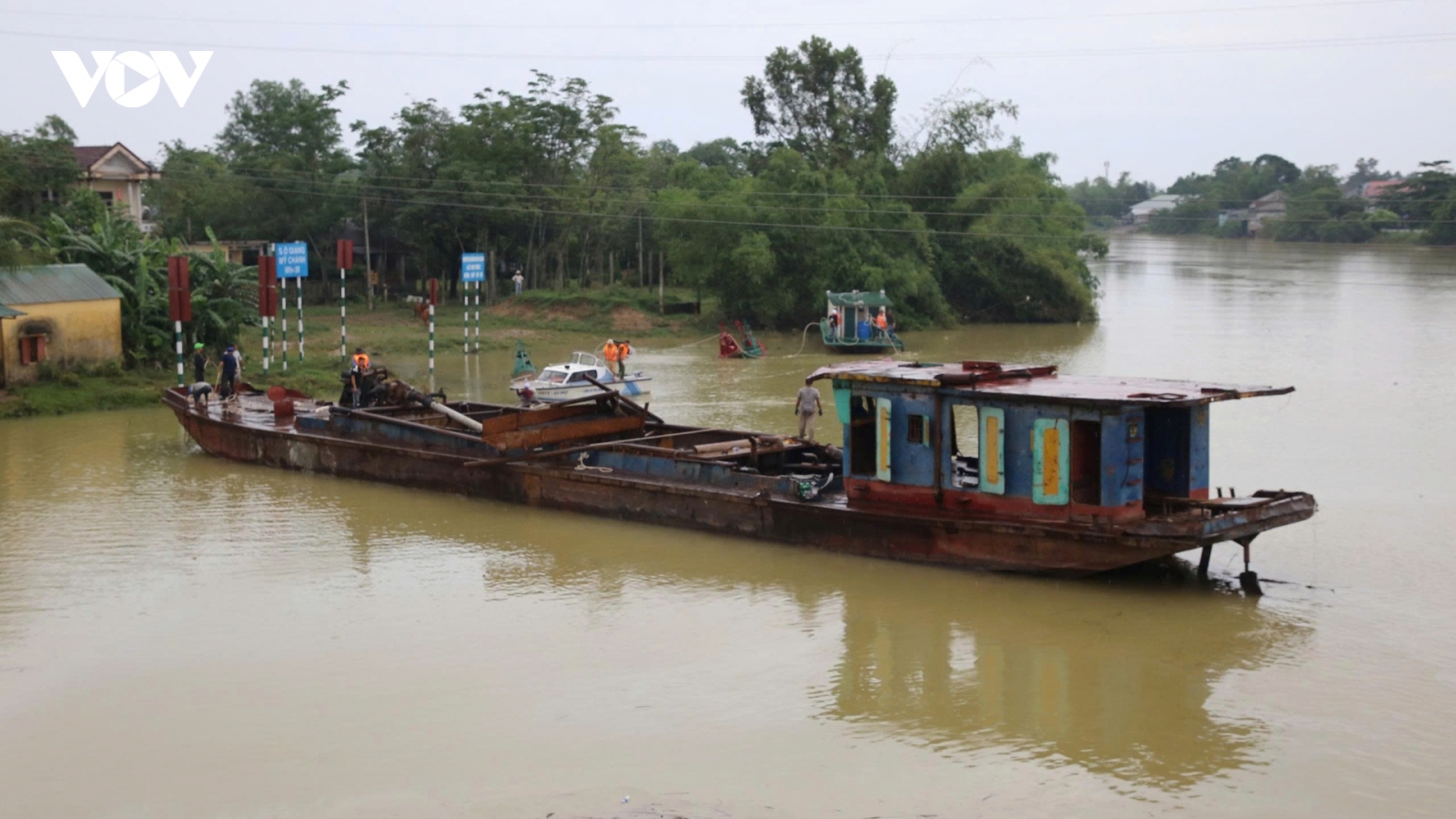 Sà lan lớn nhất được giải cứu, tiếp tục trục vớt chiếc sà lan bị lật dưới cầu Mỹ Chánh