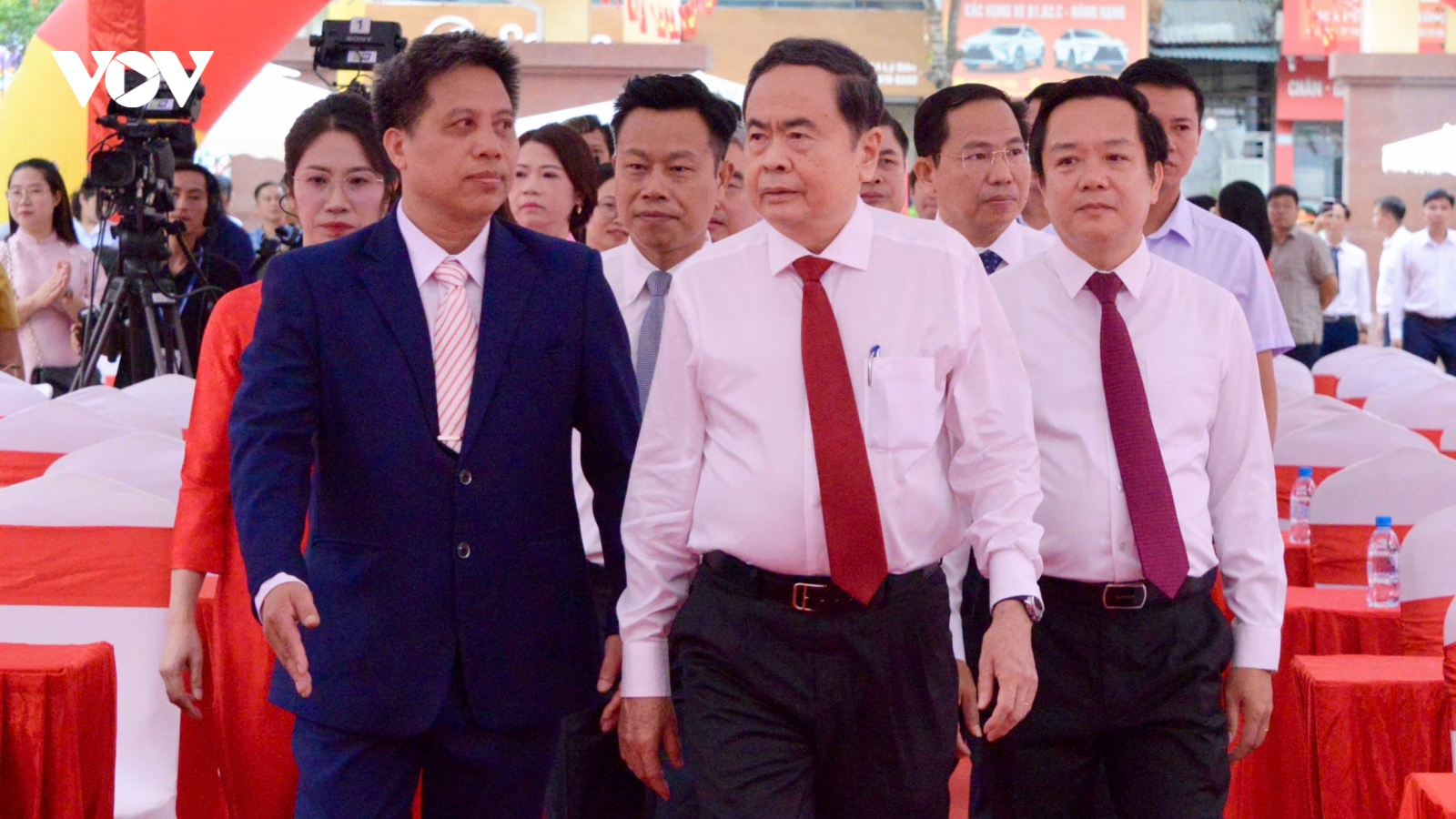 Chủ tịch Quốc hội dự Lễ khai giảng năm học mới tại Hưng Yên