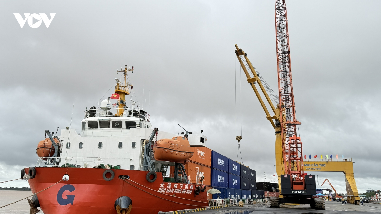 Tàu container đầu tiên từ Nam Ninh đến Cần Thơ qua kênh Bình Lục