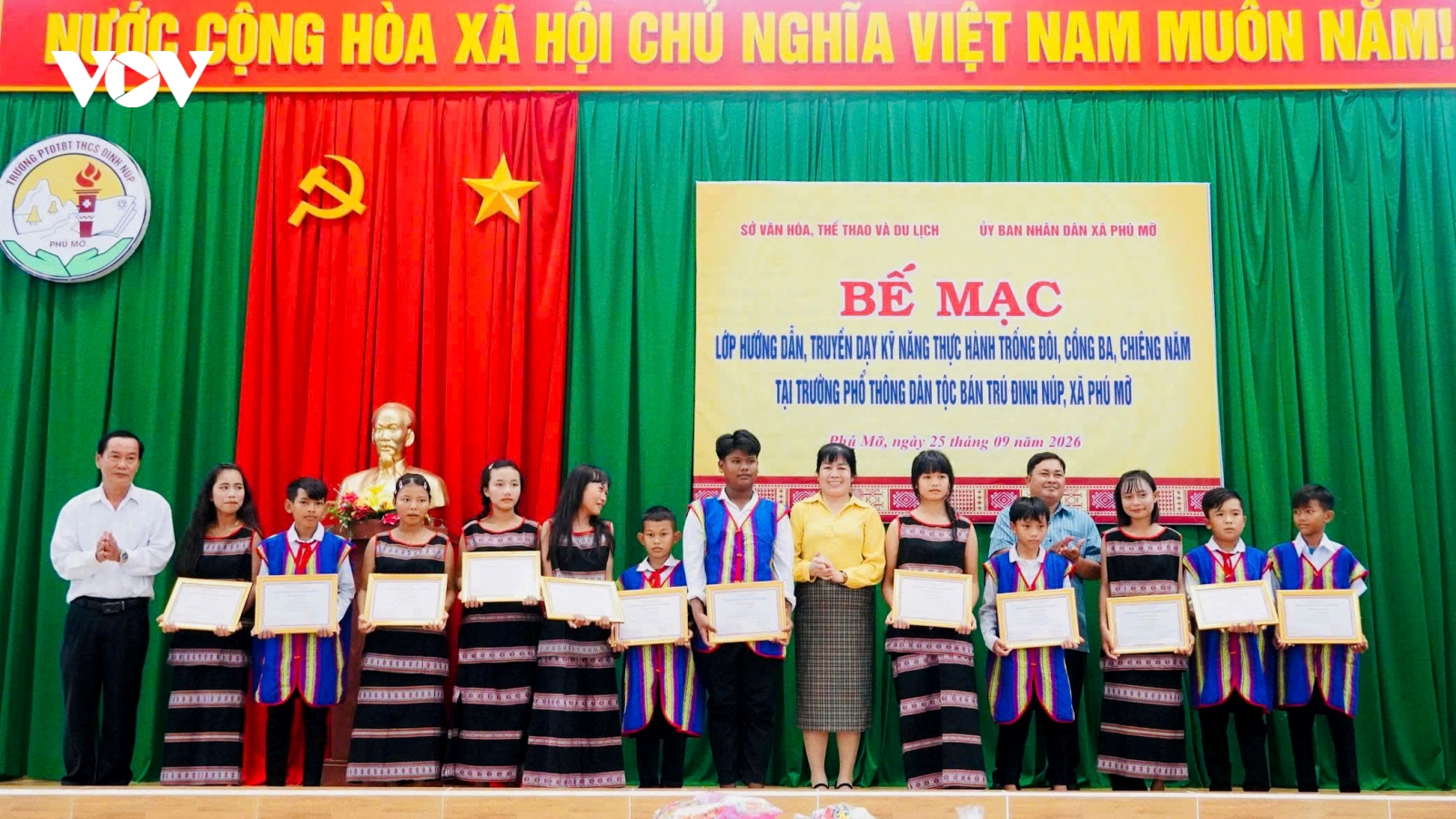 Bế giảng lớp truyền dạy trống đôi, cồng ba, chiêng năm tại Đắk Lắk