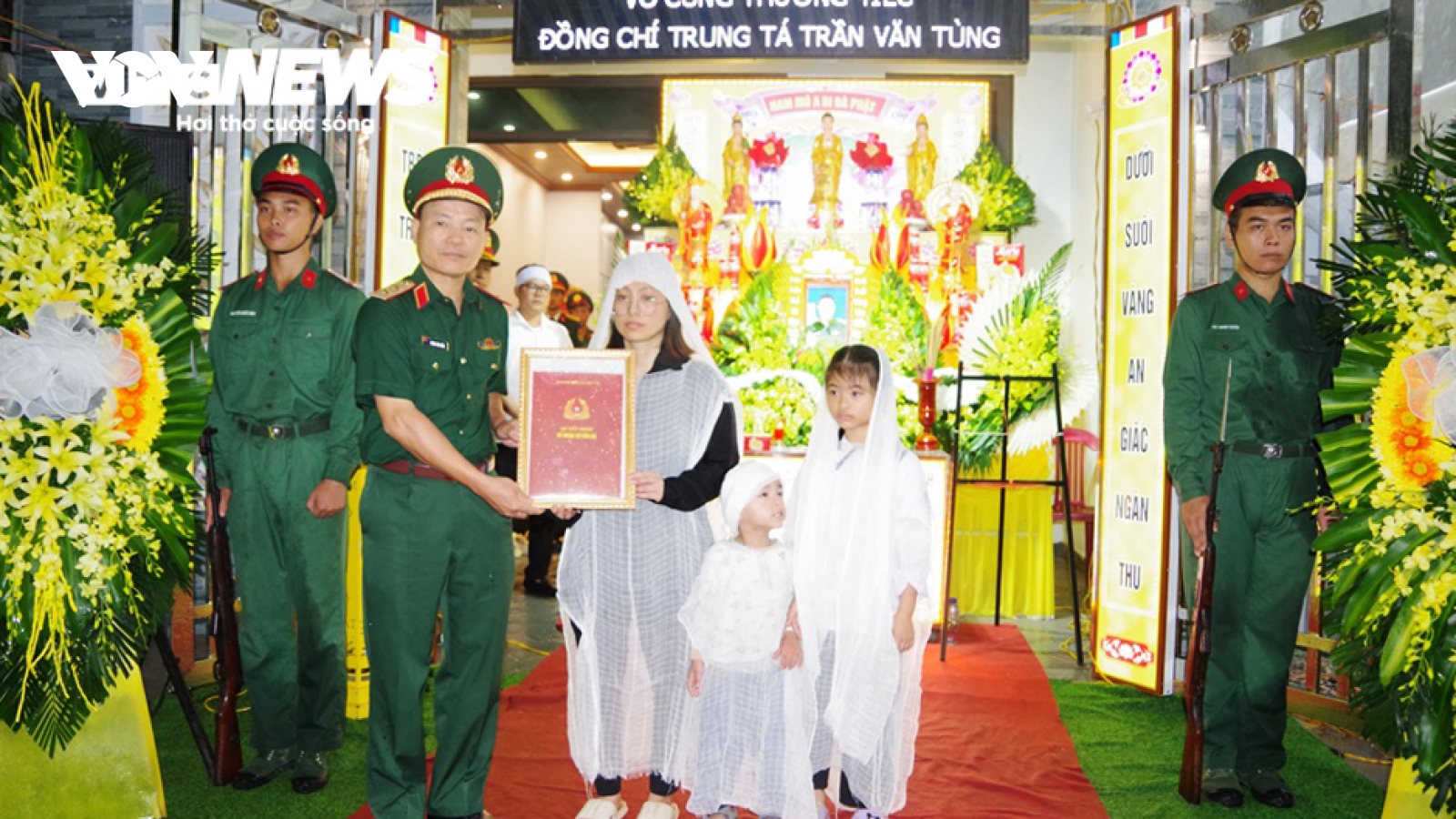Truy tặng Huân chương dũng cảm đối với Trung tá Trần Văn Tùng