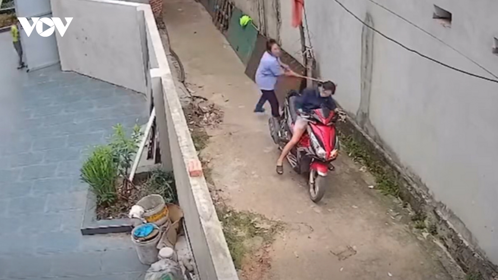 Đánh hàng xóm đến loạng choạng, còn thách thức "tao thần kinh đấy"