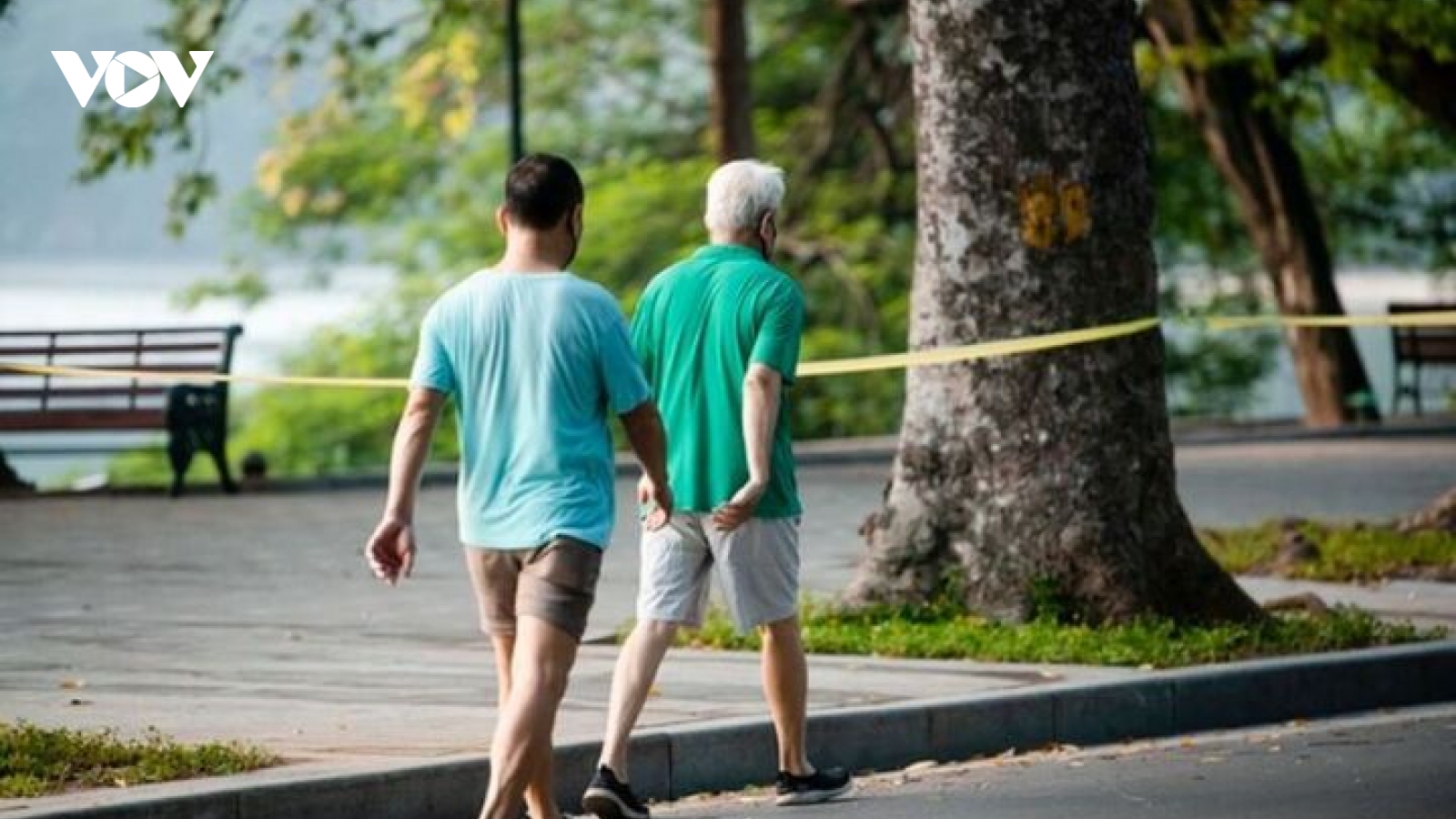 Người bị bệnh gout có nên đi bộ để đào thải acid uric?