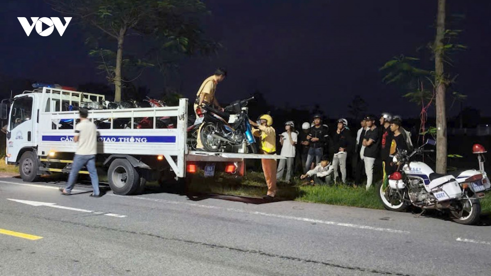 Ngăn chặn kịp thời nhóm thanh niên tụ tập "đi bão" ven biển Ba Động, Vĩnh Long