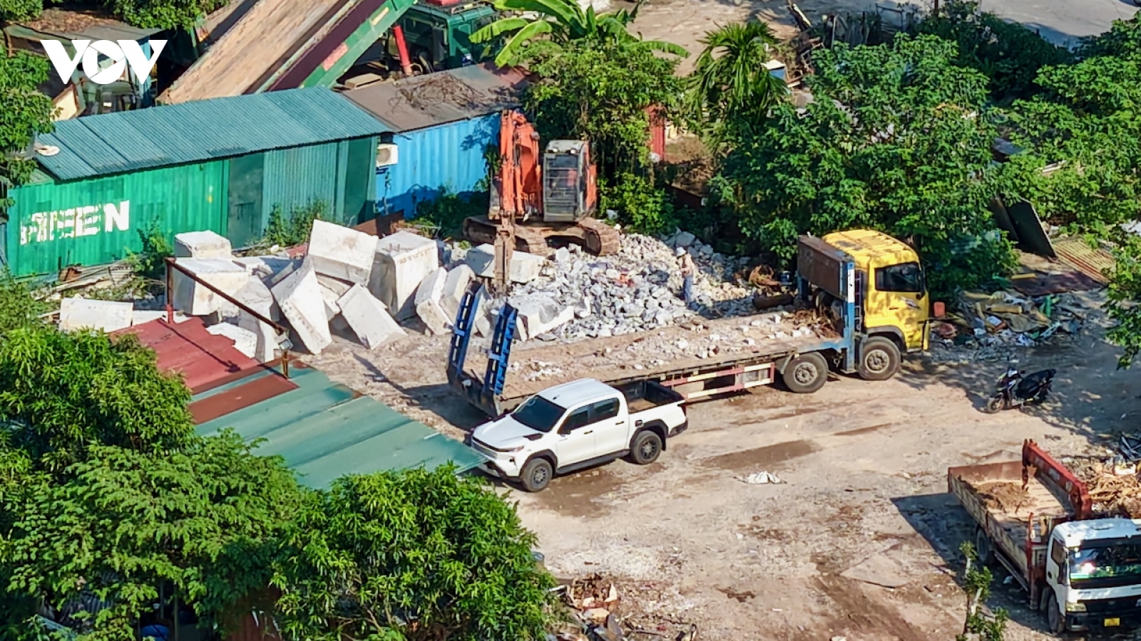 Bãi “xẻ thịt” bê tông trên đất nông nghiệp, sát trường học ở Hà Nội