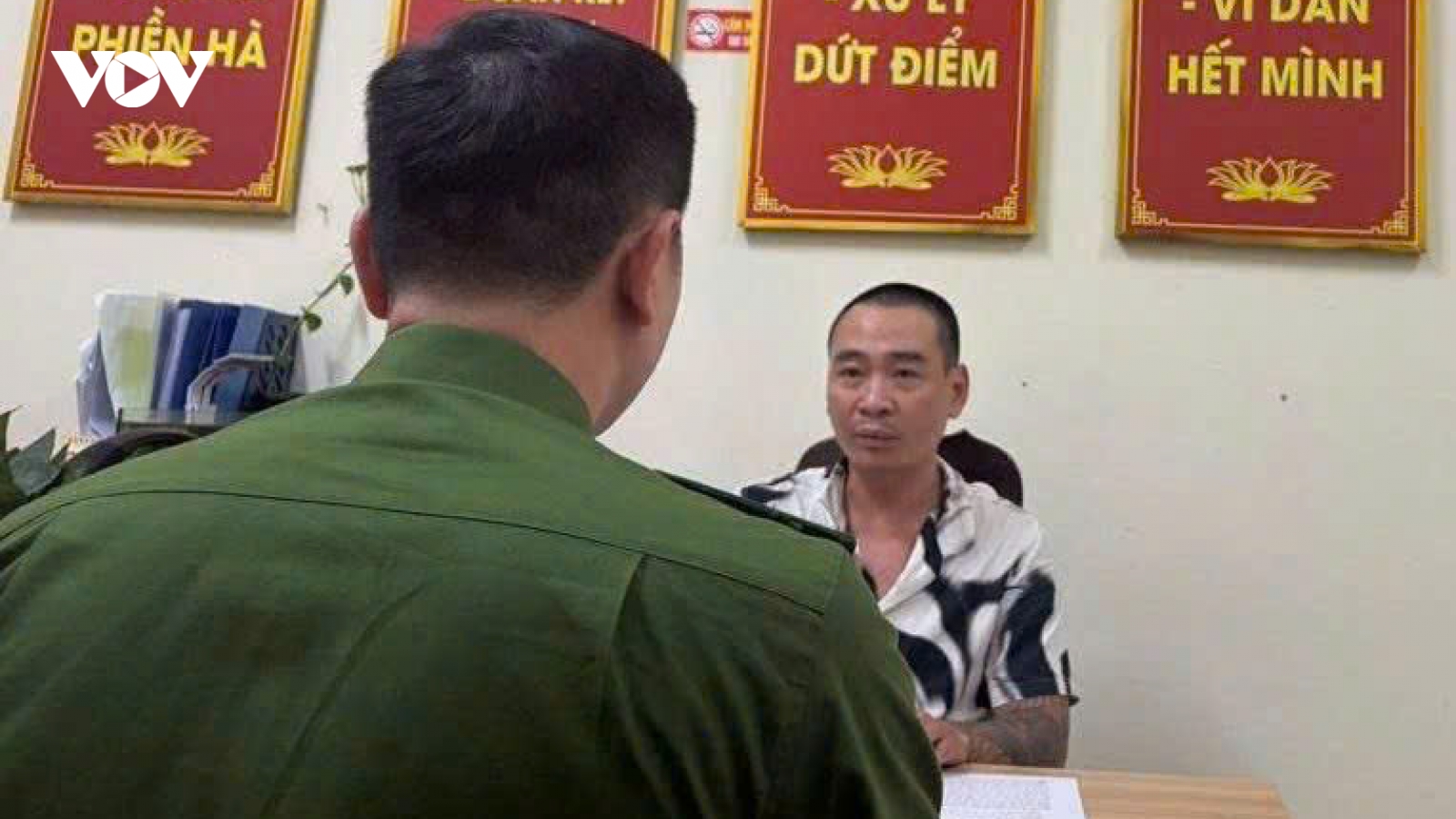 Tạm giữ hình sự đối tượng say xỉn, đập nát hai gương xe ô tô tại Hà Nội
