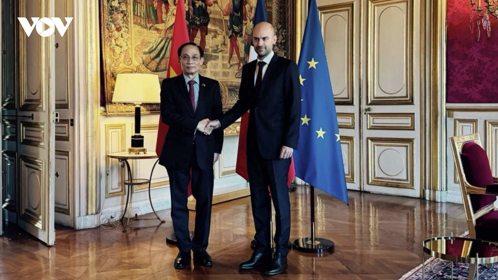 Foreign Minister Le Hoai Trung meets French counterpart