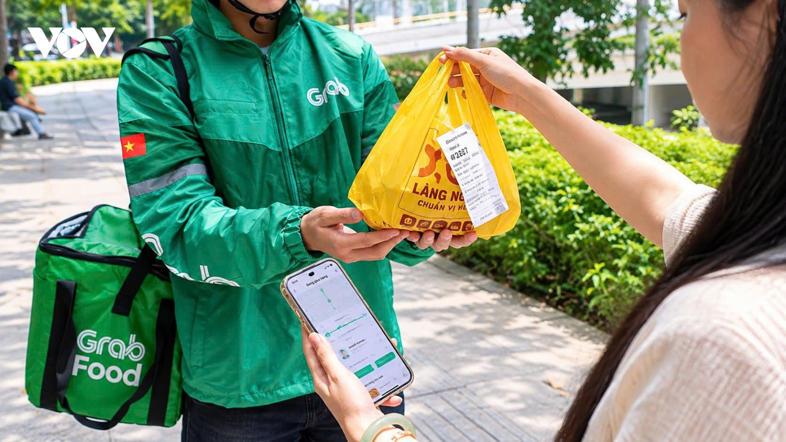 Những điều người dùng cần biết để tránh rủi ro sức khỏe khi đặt đồ ăn qua app