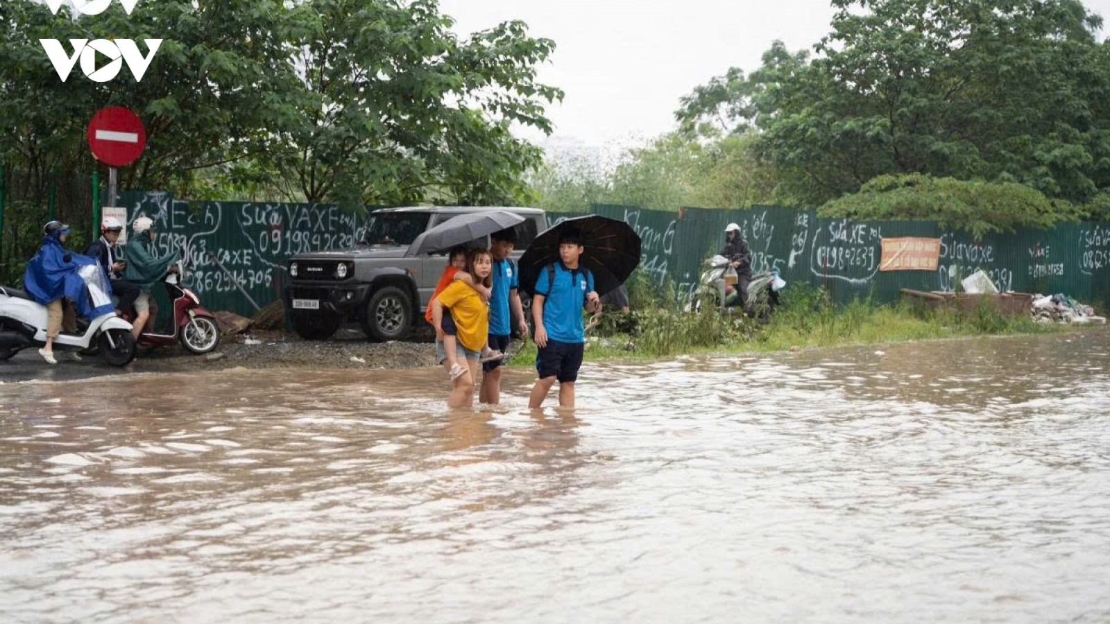 Hà Nội yêu cầu cho học sinh ở lại trường nếu mưa lớn