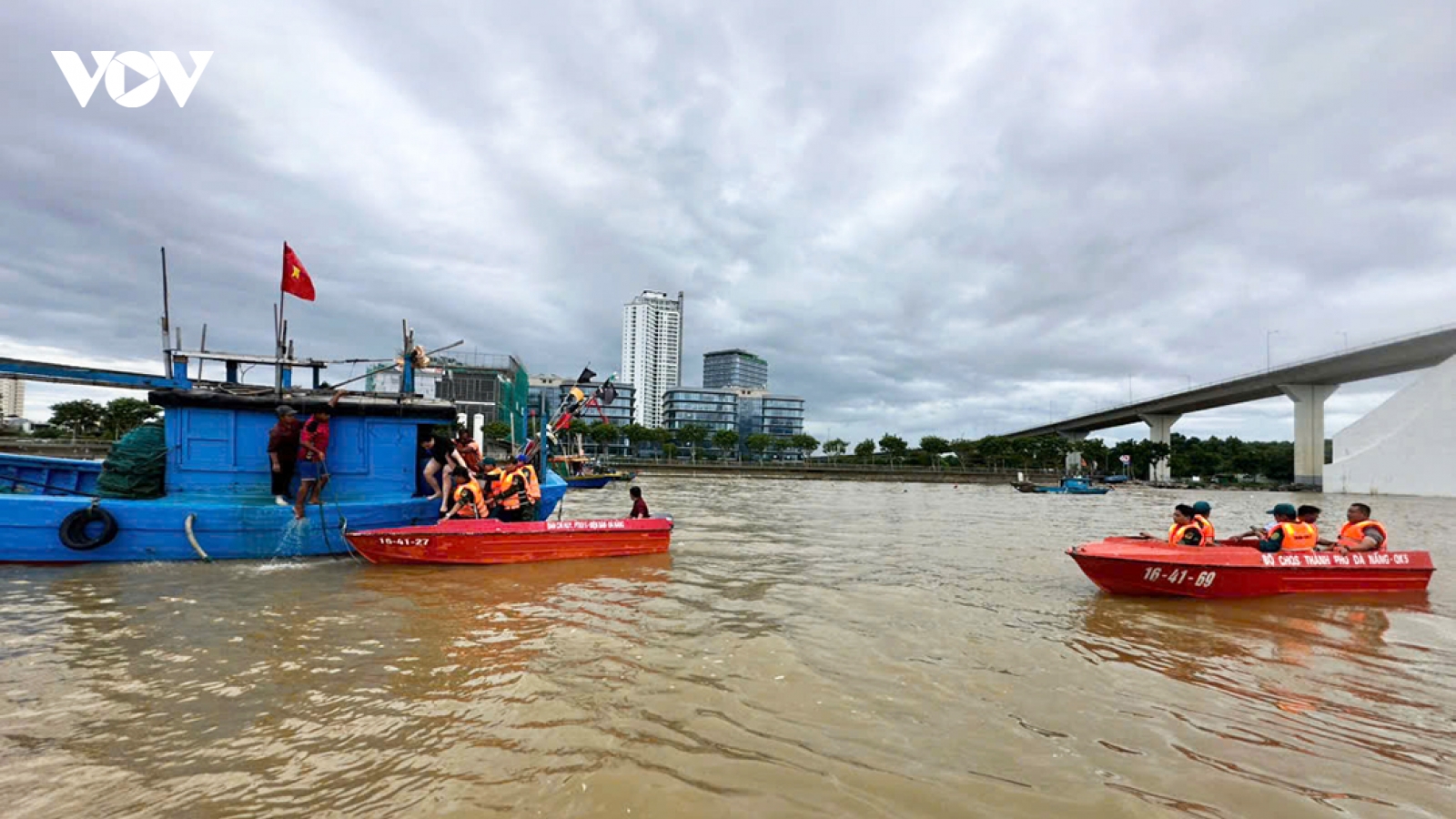 Kịp thời cứu thanh niên đuối nước trên sông Hàn