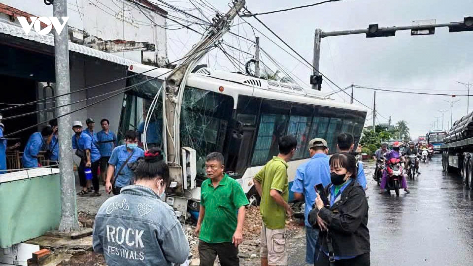 Xe đưa rước công nhân lao lên vỉa hè, tông gãy trụ điện ở Tây Ninh
