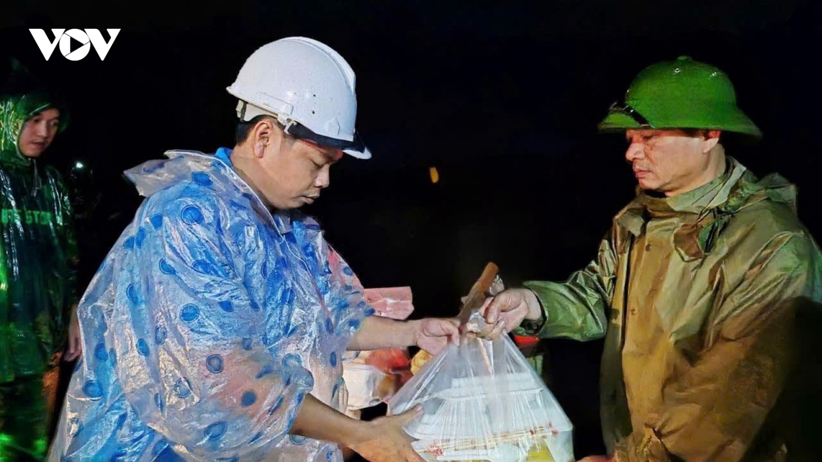 Nước lũ lên nhanh tại Quảng Trị, di dời hàng trăm hộ dân bị ngập đến nơi an toàn