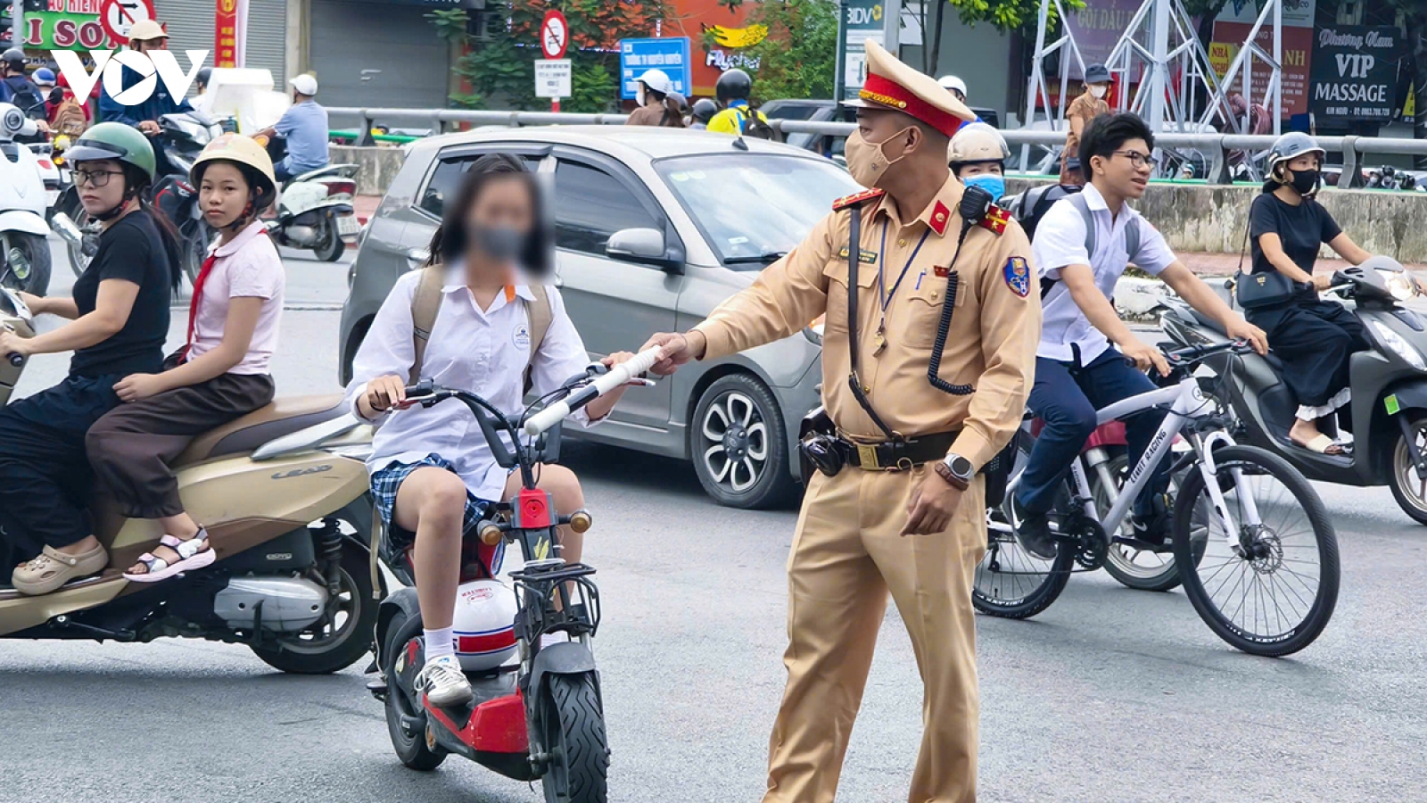 CSGT Hà Nội xử lý hàng loạt phụ huynh, học sinh vi phạm giao thông