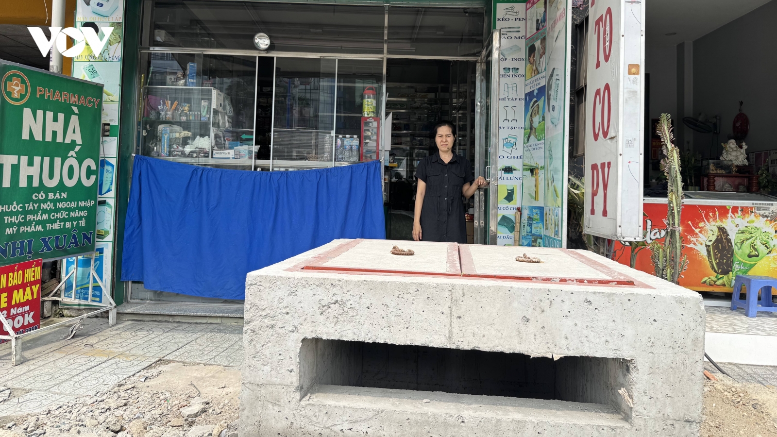Nhiều hộ dân ven Quốc lộ 13 bức xúc khi nền đường được nâng cao cả mét