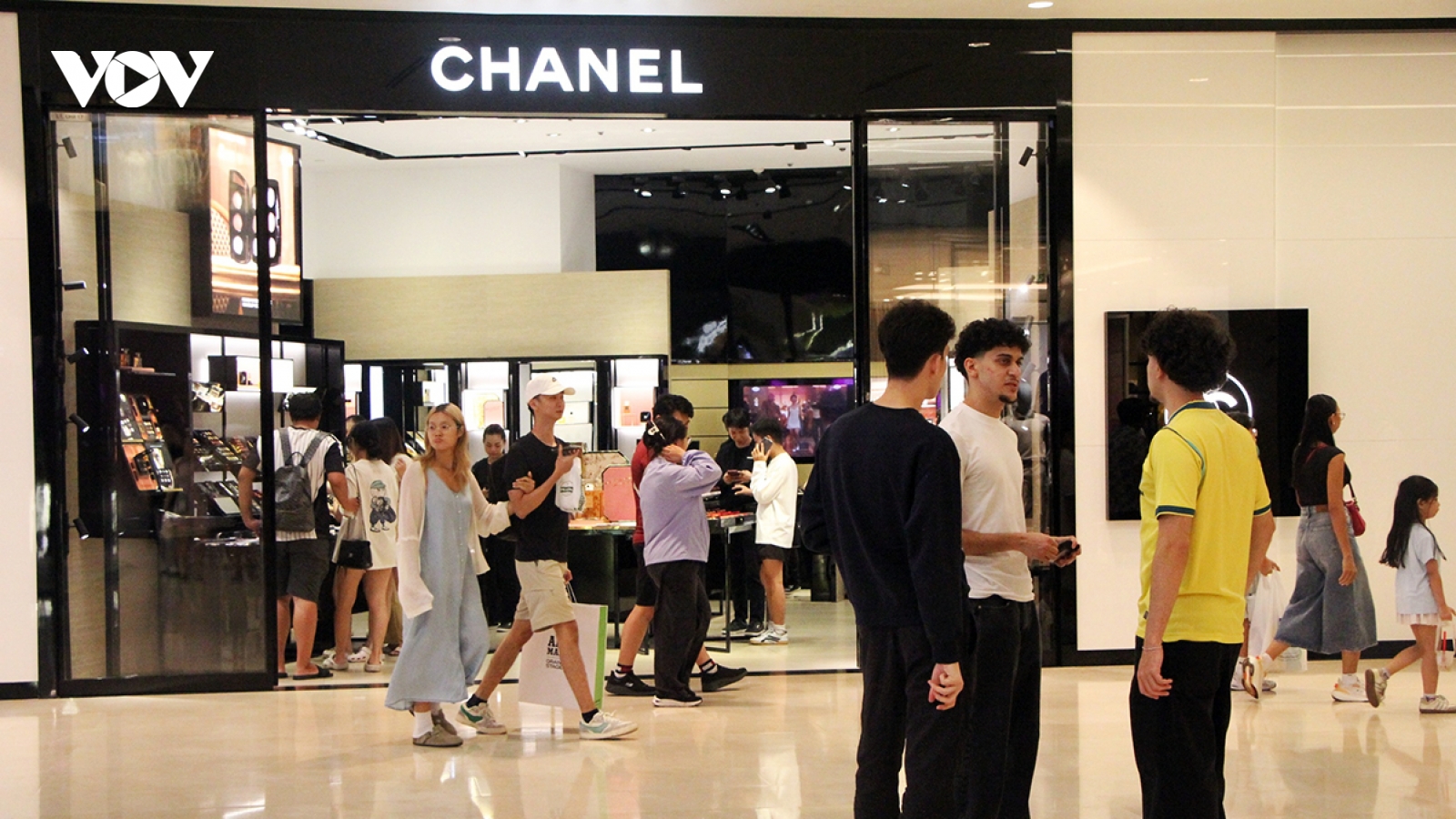 Beyond souvenirs: Foreign tourists discover Ho Chi Minh City through shopping