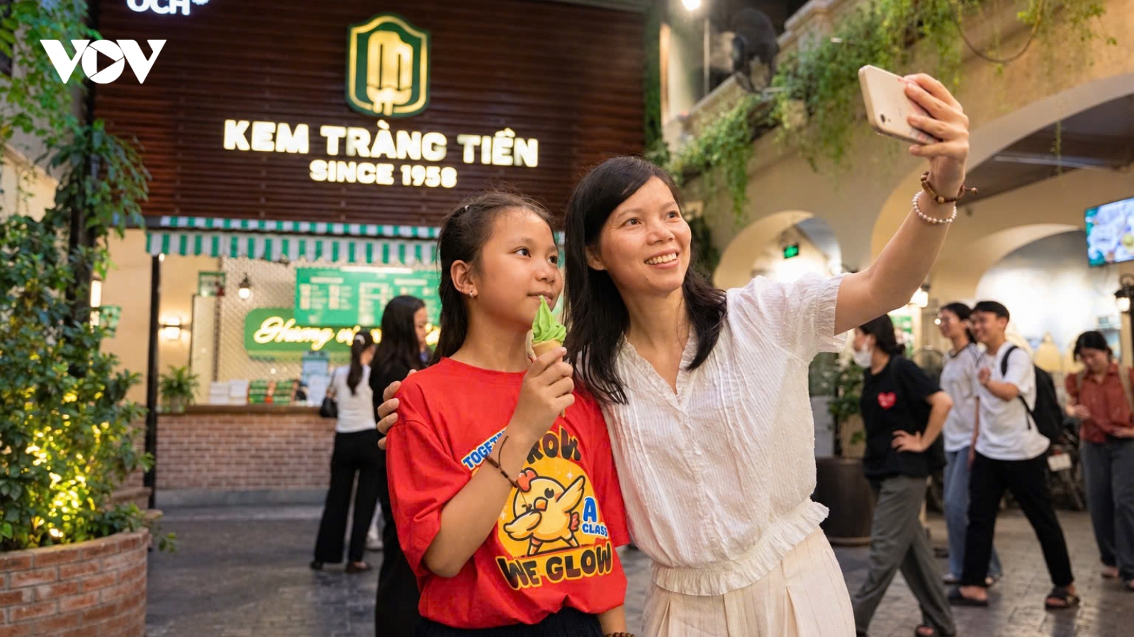 Người Hà Nội tiếc nuối khi kem Tràng Tiền sẽ dừng bán tại địa chỉ quen thuộc