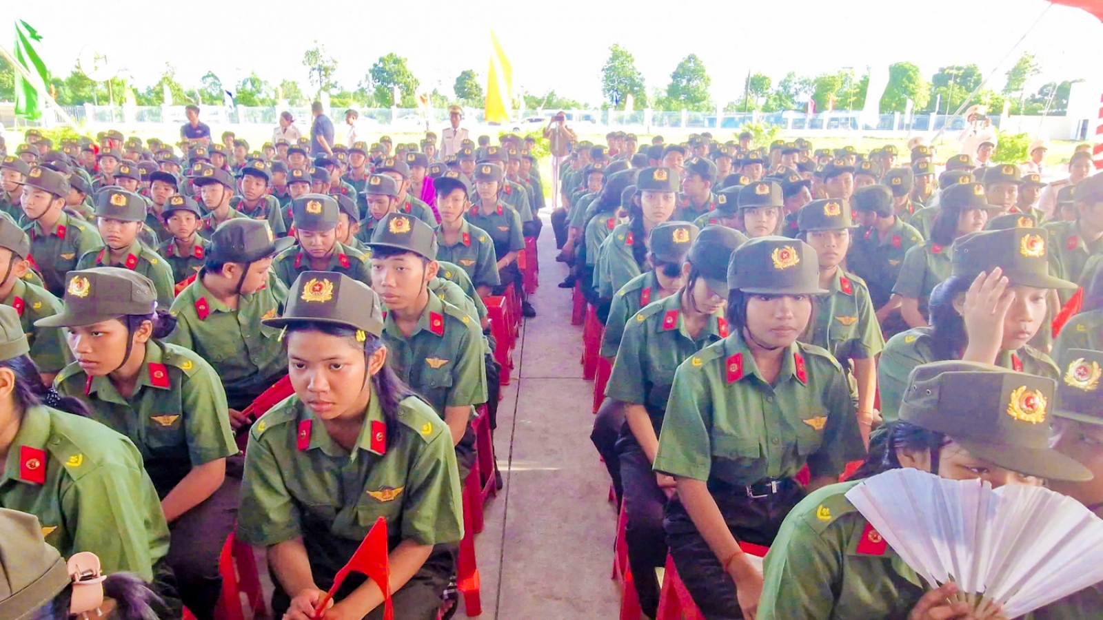 Học sinh dự khai giảng trong màu áo lính