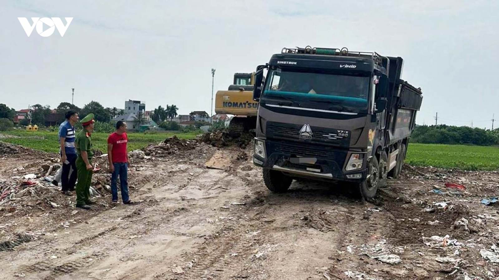 Khởi tố giám đốc tổ chức đổ trái phép hơn 4.500 tấn chất thải ở Hà Nội