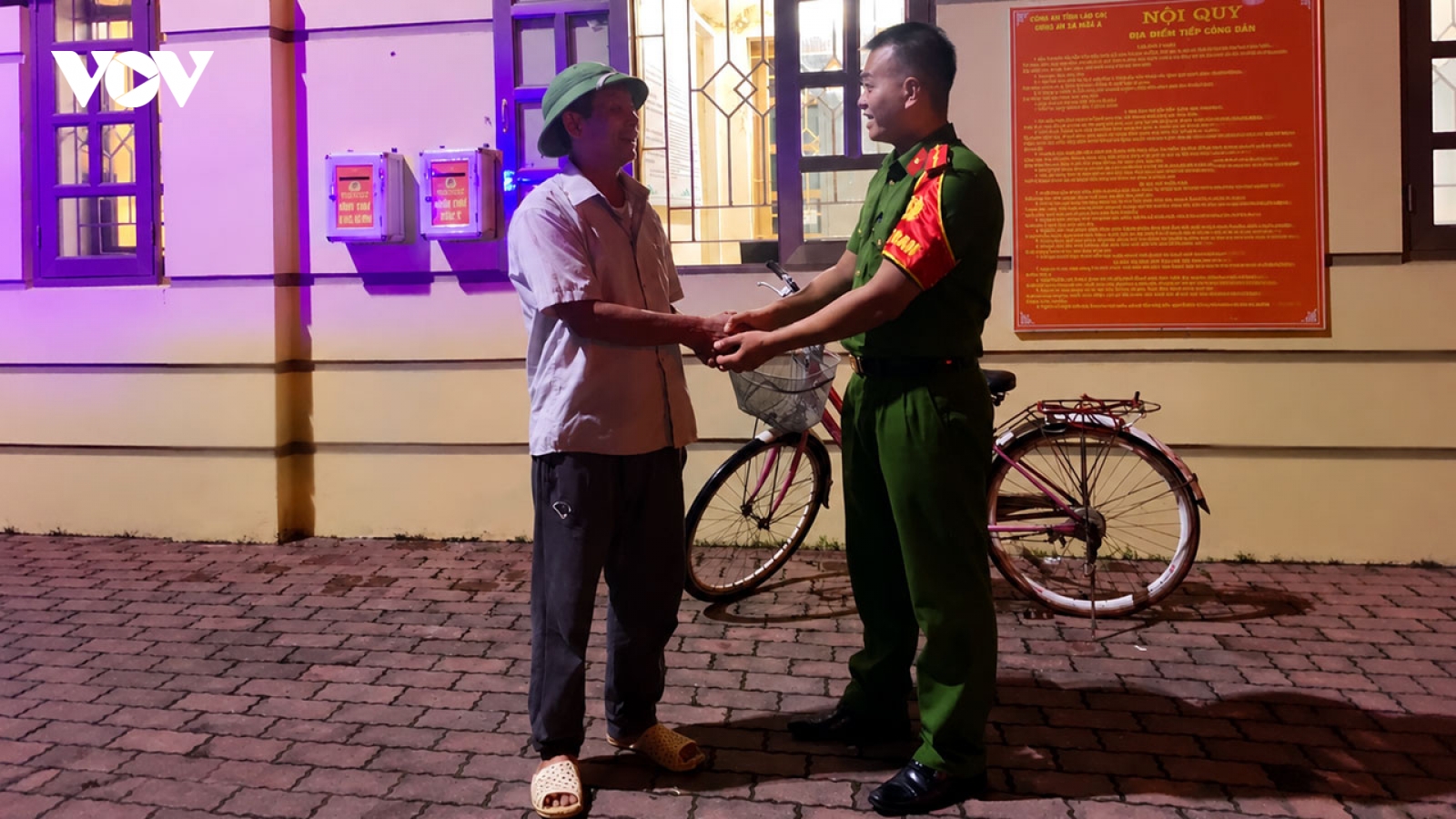 Công an Lào Cai kịp thời đưa cụ ông lạc đường gần 100 km về với gia đình