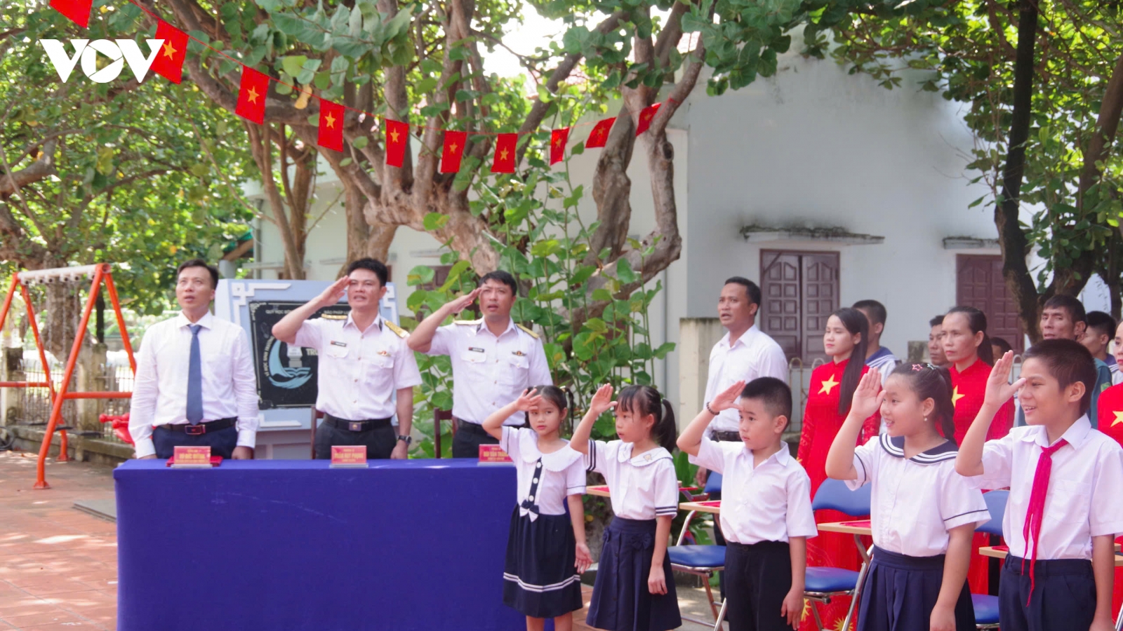 Rộn ràng khai trường từ biên giới Tây Nguyên đến biển đảo Trường Sa