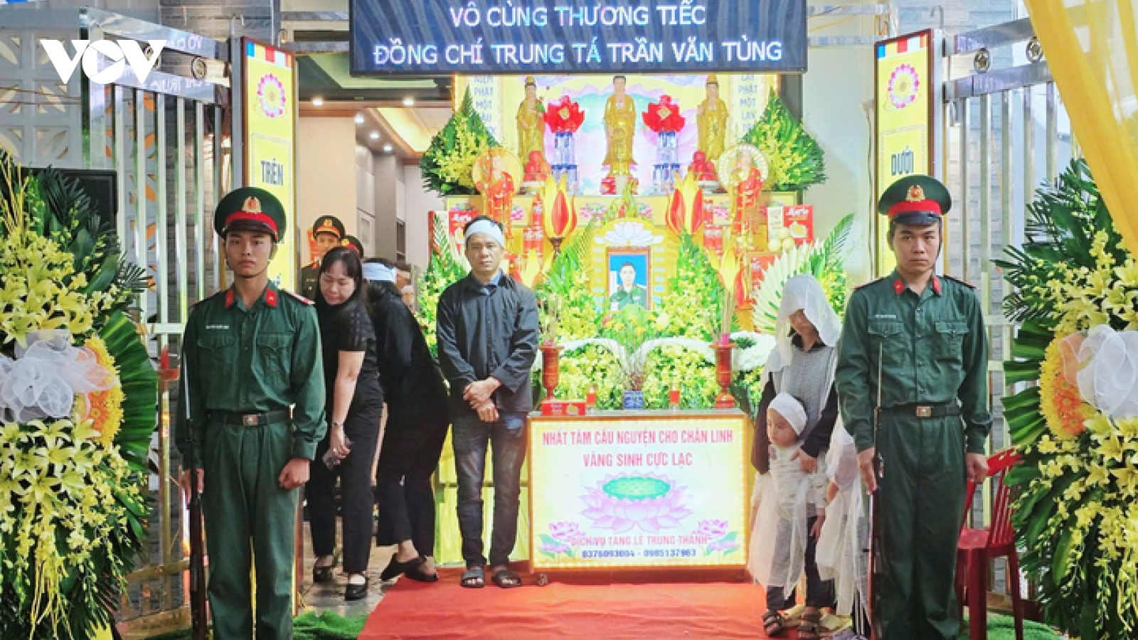 Đồng đội, người thân đội mưa tiễn biệt Trung tá Trần Văn Tùng tử nạn khi cứu dân