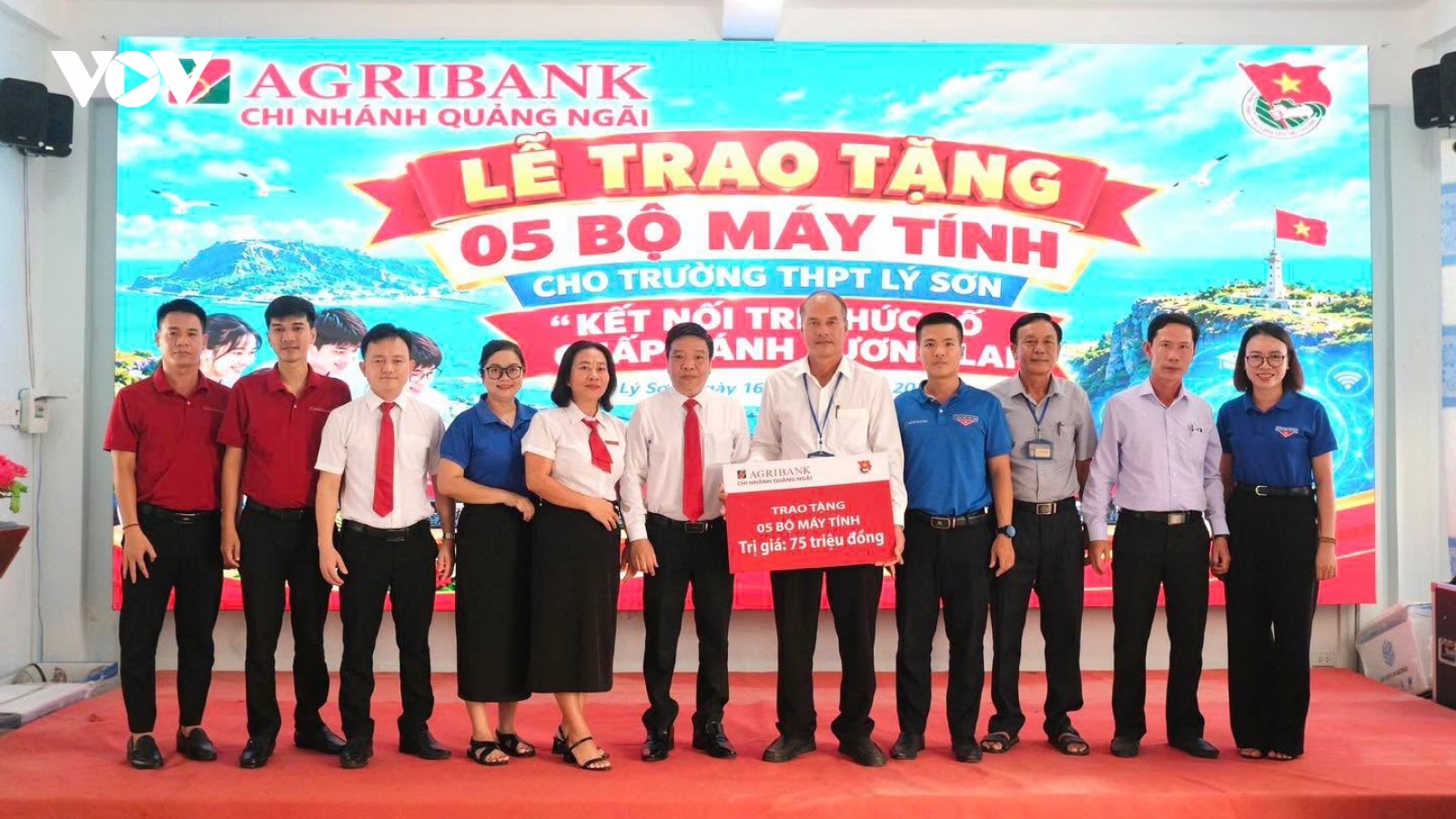 Agribank Quảng Ngãi trao 5 giàn máy tính tặng học sinh đảo Lý Sơn